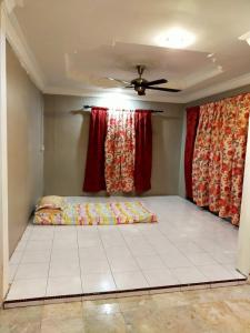 Postel nebo postele na pokoji v ubytování LD SWEET HOMESTAY LAHAD DATU