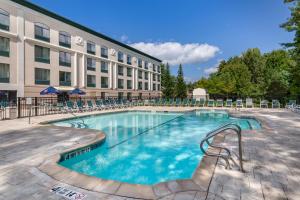 Bazén v ubytování Comfort Inn & Suites Lake George nebo v jeho okolí