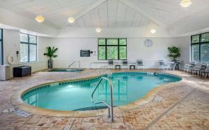 Bazén v ubytování Comfort Inn & Suites Lake George nebo v jeho okolí