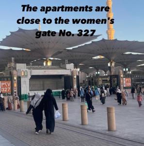 メディナにあるشقق الفتح الخاصة Al-Fateh Private Apartmentsの商店街を歩く人々