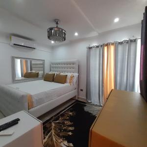 Giường trong phòng chung tại Jacuzzi-Terrace-Romance-Rest & Fun