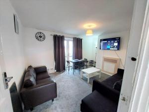 a living room with a couch and a table at 3 bedroom Flat in Hoxton London in London