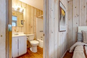 La salle de bains est pourvue de toilettes, d'un lavabo et de toilettes. dans l'établissement Bear's Crossing Retreat, à Dover 17 autres photos