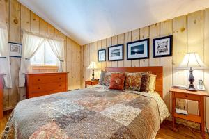 une chambre avec un lit et des murs en panneaux de bois dans l'établissement Bear's Crossing Retreat, à Dover