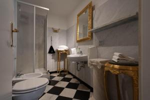ein Badezimmer mit weißer Toilette und Waschbecken in der Unterkunft Morali Palace in Genua + 89 Fotos