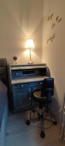 einen Schreibtisch mit einer Lampe und einem Stuhl in einem Zimmer in der Unterkunft Juwel im Zentrum Terrasse+Garten 75m² in Mönchengladbach