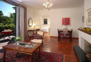 ein Wohnzimmer mit einem Tisch und einem Kamin in der Unterkunft Hotel Villa Victoria de Tigre in Tigre