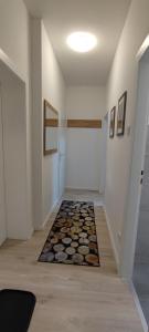einen Flur mit einem Teppich auf dem Boden in der Unterkunft Juwel im Zentrum Terrasse+Garten 75m² in Mönchengladbach + 20 Fotos