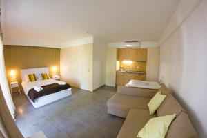 um quarto de hotel com uma cama e um sofá em Monte Oliva - Turismo Rural em Cerro da Zorra