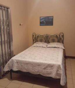 a bedroom with a bed with a white blanket at Casa 50m da praia - Enseada/Guarujá in Guarujá