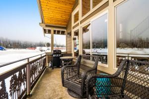 Rõdu või terrass majutusasutuses Cascadia Clouds Chalet