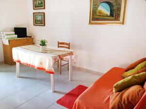 ガリポリにあるRobinia Apartment - Gallipolitravelのリビングルーム(テーブル、椅子付)