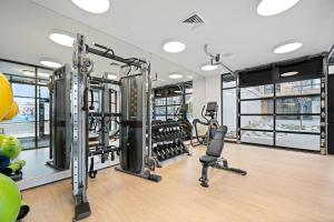 een fitnessruimte met loopbanden en fitnessapparatuur in een gebouw bij Convenient 2bd2ba In Downtownmuseum-of-arts-gym in Spokane