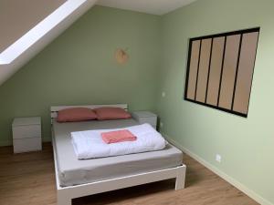 מיטה או מיטות בחדר ב-Appartement Hanami - Maulévrier Cholet Puy du Fou
