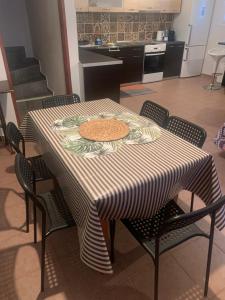 a table with a pizza on top of it at La Bandolaise à Perdika in Perdika