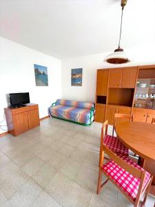 シローロにあるGIULY - appartamenti con terrazzo in centro a Siroloのリビングルーム(テーブル、ベッド付)