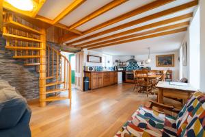 uma sala de estar com uma escada e uma cozinha em Brosnan's Cottage em Dingle