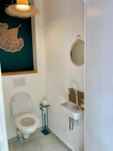 La salle de bains est pourvue de toilettes et d'un lavabo. dans l'établissement Vacoa - Villa Salba. Panoramic view., à L'Étang-Salé