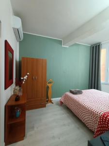 una camera con letto, cassettiera e cassettiera di Appartamento in Pomposa, nel cuore della città a Modena