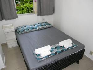 里約熱內盧的住宿－Copacabana/Ipanema，一张位于带窗户的房间的床