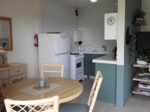 Kuchyň nebo kuchyňský kout v ubytování Golden View Apartment