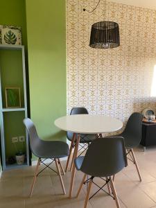 stół i 4 krzesła w pokoju w obiekcie Apartamento MARINA PLAYA, primera linea de mar w Blanes