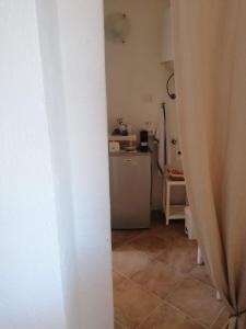una camera con cucina con frigorifero e piano di Dalla Manu 1/2 a Porto Istana