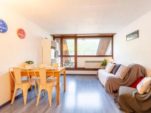 ein Wohnzimmer mit einem Tisch und einem Sofa in der Unterkunft Appartement Saint-Lary-Soulan, 2 pièces, 4 personnes - FR-1-296-479 in Saint-Lary-Soulan