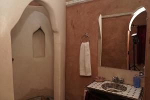 W łazience znajduje się umywalka i lustro. w obiekcie CHEZ MANAR w mieście Warzazat