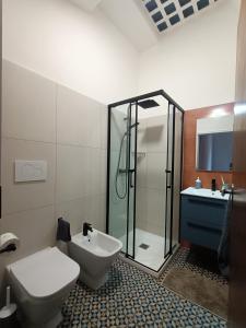 un bagno con doccia, WC e lavandino di Appartamento in Pomposa, nel cuore della città a Modena