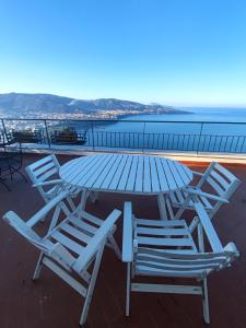 a table and chairs sitting on top of a roof at Giardino 21 Marzo in Vico Equense