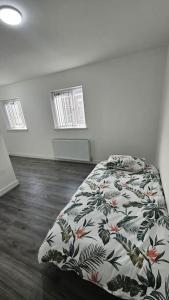 Cama ou camas em um quarto em Two Bedroom Apartment at Oldbury with side road parking