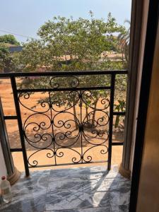 vistas a un balcón con puerta en loft moderne, en Yaoundé