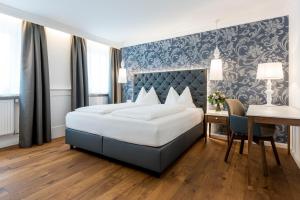 A bed or beds in a room at Gasthof Hotel Zweimüller