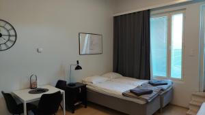 Katil atau katil-katil dalam bilik di Best location city center studio with balcony and free parking Kotimaailma apartments
