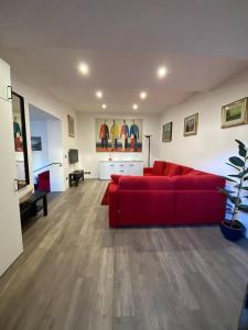 een woonkamer met een rode bank in een kamer bij San Gaggio Apartment with Patio in Florence