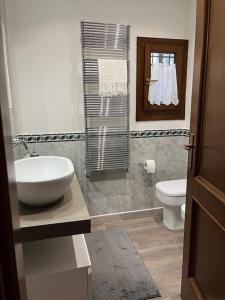 een badkamer met een wastafel en een toilet bij San Gaggio Apartment with Patio in Florence