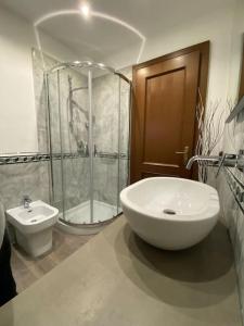 een badkamer met een douche, een wastafel en een toilet bij San Gaggio Apartment with Patio in Florence
