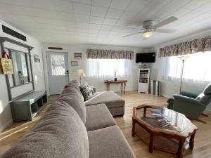 een woonkamer met een bank en een tafel bij Kanab Vacation Destination in Kanab