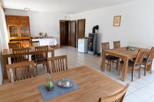 una cucina e una sala da pranzo con tavolo e sedie di Gästehaus A21 a Kinheim
