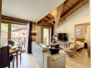 uma sala de estar com um sofá e uma mesa em STELLA - Les Gets - Centre village em Les Gets