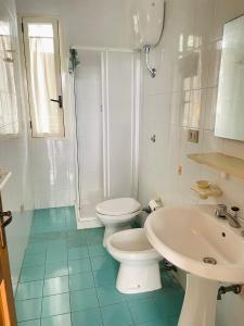 ガリポリにあるRobinia Apartment - Gallipolitravelのバスルーム(トイレ2つ、シンク付)