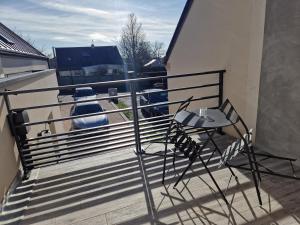 einen Balkon mit einem Tisch und Stühlen in der Unterkunft LE PATUREAU Gite en campagne avec terrasse Carquefou - Nantes in Carquefou