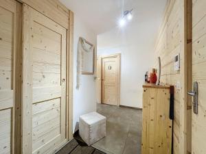 een kamer met een houten deur en een koelkast bij AMBRE BLANCHE A106 - Les Gets - Centre village in Les Gets