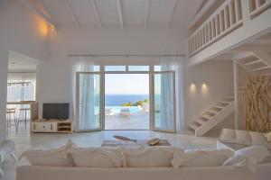 Телевизор и/или развлекательный центр в Anemone Villas hotel