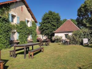 - une table de pique-nique dans une cour à côté d'une maison dans l'établissement Chambres d'Hôtes Domaine du Bourg, à Gannay-sur-Loire