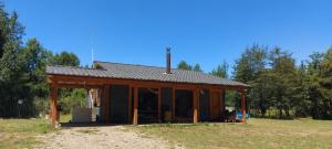 una casa que está sentada en un campo en casa de campo, en Villarrica