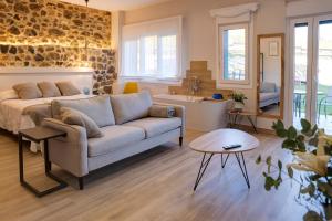 sala de estar con sofá y cocina en Apartamentos Alto Ubiro, en Liérganes