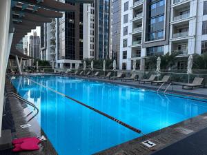 uma grande piscina com água azul numa cidade em Spacious Recently Refurnished 2 Bedroom with Large Terrace in the Heart of Business Bay, next to Metro and Dubai Downtown em Dubai