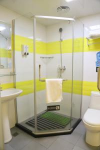 A bathroom at 7Days Inn Datong Railway Station